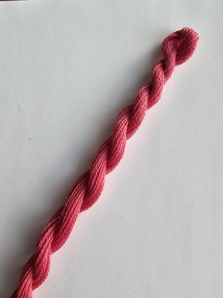 8010 støvet mørk rosa (20 tråder/ 145 cm)
