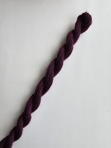 8013 mørk rødlilla (20 tråder/ 145 cm)