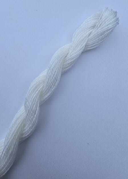 8027 bleket hvit - 20 tråder a 150 cm
