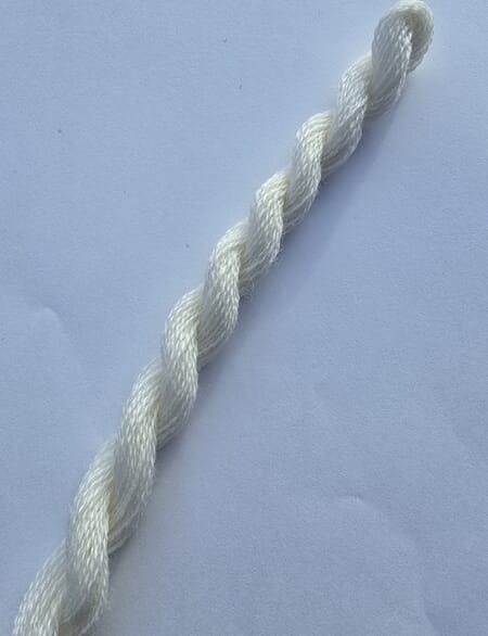 8099 halvbleket hvit - 20 tråder a 150 cm