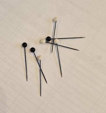 Knappenåler 30x0,6 mm - sorte/hvite på sorte pinner - 20 g
