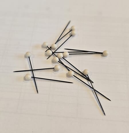 Knappenåler - 30x0,6 mm - 20 g - hvitt hode, sort pinne