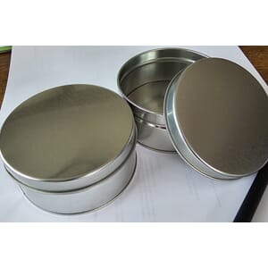 Liten rund metallboks med lokk